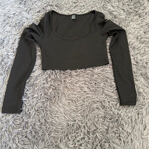 black long sleeve crop top
